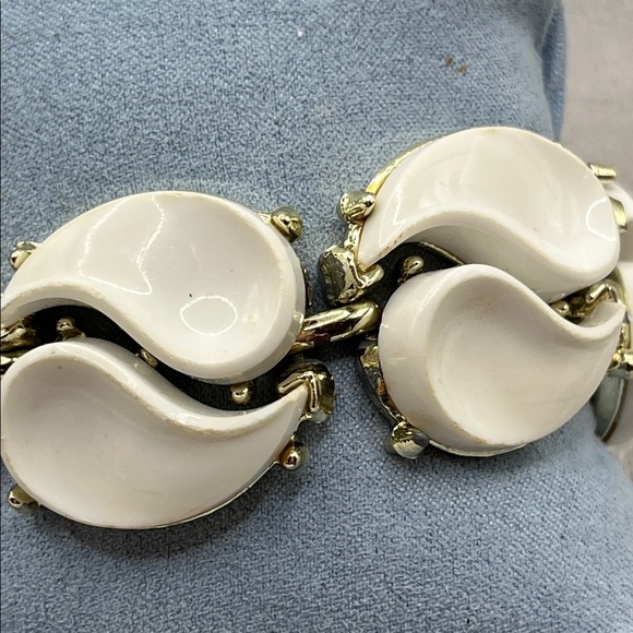 Vintage Mid Century Signed Lisner White Thermoset Teardrop Chunky Bracelet - Picture 9 of 13